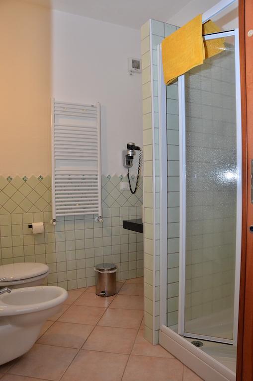 Domo - Guest-House Il Nespolo Fiorito Bed and Breakfast Orosei Rum bild